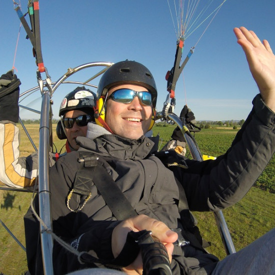 Полет с тандемен моторен парапланер + заснемане с HD | Makaroon.bg