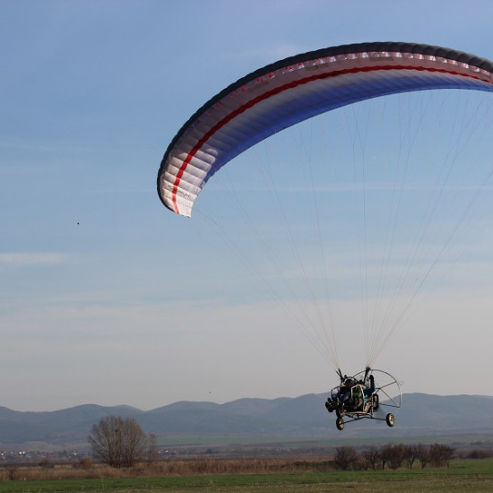 Полет с тандемен моторен парапланер + заснемане с HD | Makaroon.bg