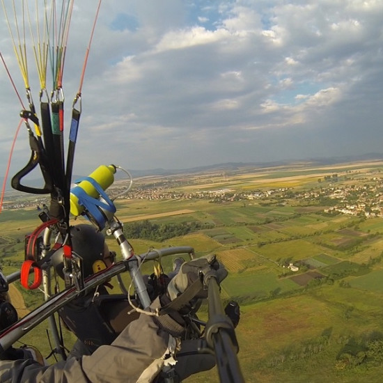 Полет с тандемен моторен парапланер + заснемане с HD | Makaroon.bg