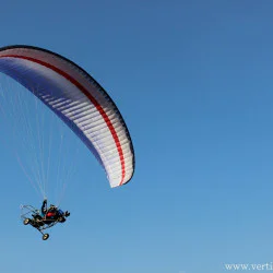 Полет с тандемен моторен парапланер - 20 минути + заснемане с HD край София