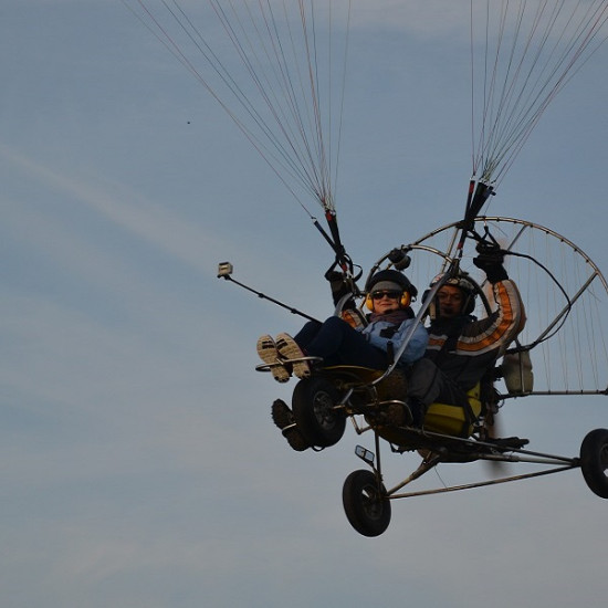 Полет с тандемен моторен парапланер + заснемане с HD | Makaroon.bg