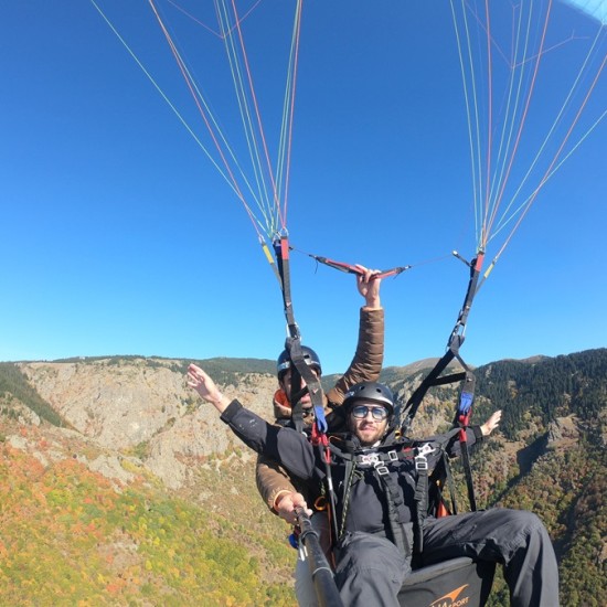 Полетете и вдигнете адреналина си на макс с "Панорамен полет с парапланер край Габрово" от Makaroon