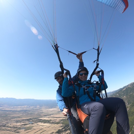 Полетете и вдигнете адреналина си на макс с "Панорамен полет с парапланер край Габрово" от Makaroon
