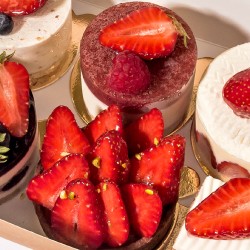 Подарете една сладка изненада с „Десертна дегустация за четирима в 100 грама сладки“