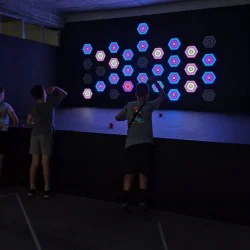 Забавление на макс с Посещение за трима в зала за активни игри и VR приключения във Велико Търново