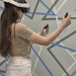 Забавление на макс с Посещение за трима в зала за активни игри и VR приключения във Велико Търново