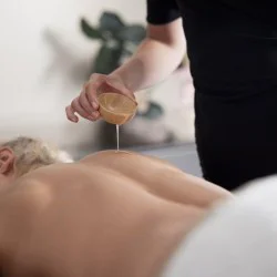 Успокояващ арома масаж за облекчаване на стреса в Пловдив 