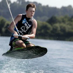 Воден адреналин с „Каране на нийборд за един човек на яз. Батак''