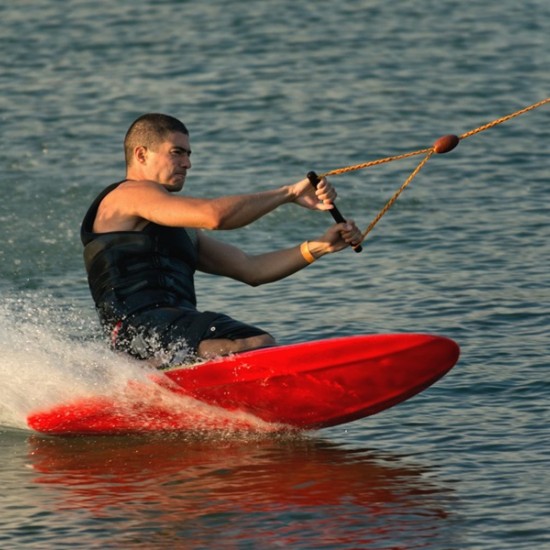 Насладете се на летния сезон с „Каране на нийборд за един човек на яз. Батак'' от Makaroon
