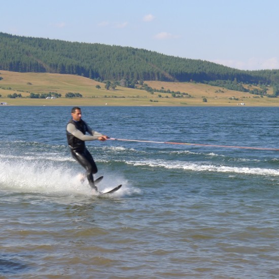 Едно незабравимо лятно приключение с „Водни ски на яз. Батак“ от Makaroon