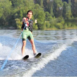 Спускайте се по водата с „Водни ски на яз. Батак“