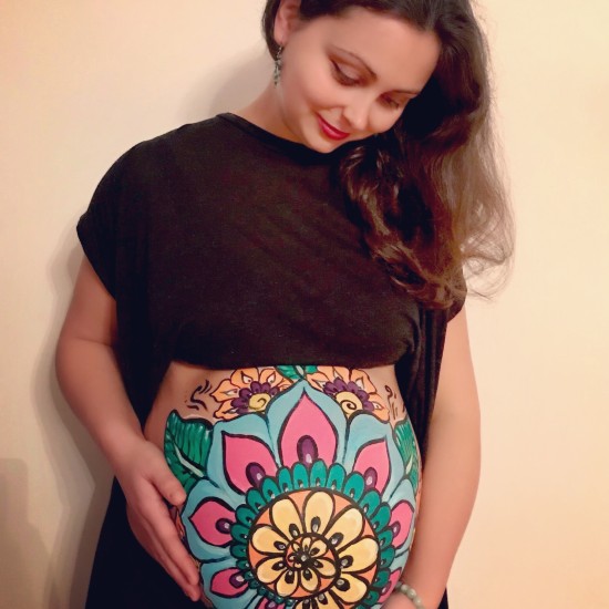 Подарете цветна хармония и баланс с "Body Art Терапия за Бременни " от Makaroon Подарете цветна хармония и баланс с "Body Art Терапия за Бременни " от Makaroon