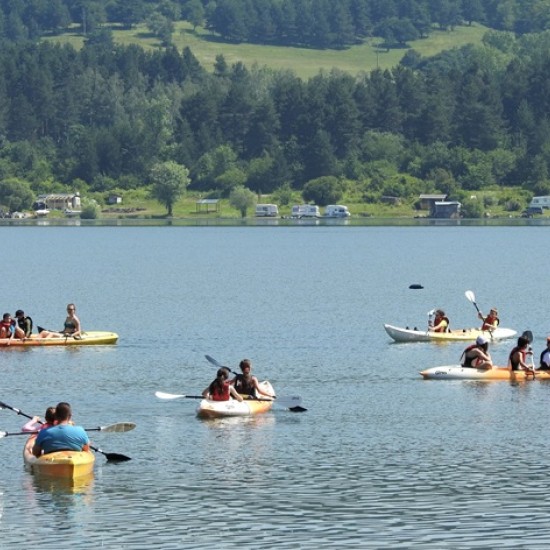 Двуместен каяк на язовир Искър за търсачите на приключения от Makaroon