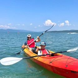 Еднодневен наем на двуместен каяк на язовир Искър за търсачите на приключения