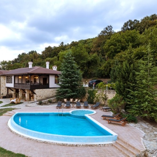 Организирайте своята пълноценна почивка сред уют и природа с Нощувка за двама в Спа Хотел Carpe Diem от Makaroon