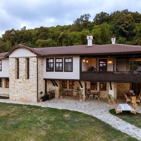 Организирайте своята пълноценна почивка сред уют и природа с Нощувка за двама в Спа Хотел Carpe Diem от Makaroon