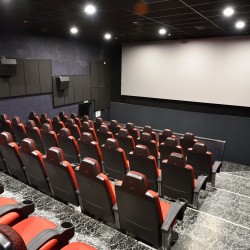 Два билета за кино с включени пуканки и напитки в Cineland Габрово