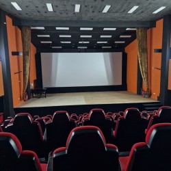 Два билета за кино с включени пуканки и напитки в Cineland Търговище