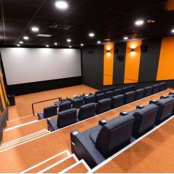 Два билета за кино с включени пуканки и напитки в Cineland Велико Търново