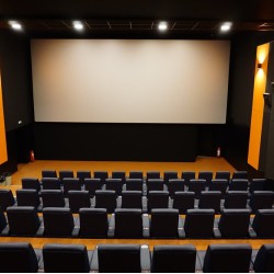 Два билета за кино с включени пуканки и напитки в Cineland Велико Търново