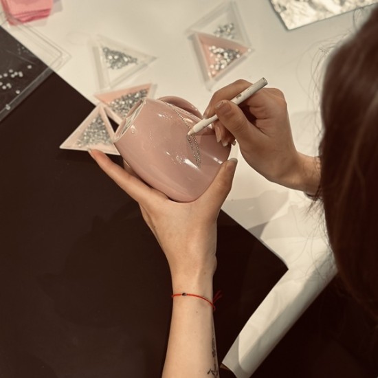 Embark on a useful creative workshop for working with crystals in Varna and create something of your own - with Makaroon