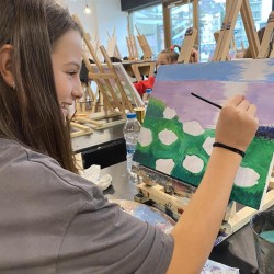 Арт терапия за деца с шарена боя и четка в ръка