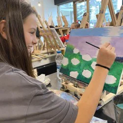 Арт терапия за деца с шарена боя и четка в ръка Арт терапия за деца с шарена боя и четка в ръка