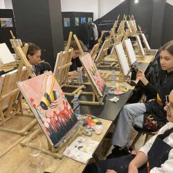 Арт терапия за деца с шарена боя и четка в ръка Арт терапия за деца с шарена боя и четка в ръка