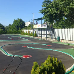 Управлявайте минимодел на кола на писта за Формула 1_10 RC за 60 минути