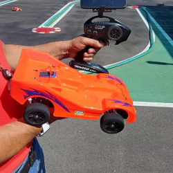 Управлявайте минимодел на кола на писта за Формула 1_10 RC за 60 минути