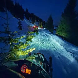 Нощно каране на моторни шейни в района на Петрохан