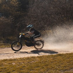 Екстремна разходка с електрически кросов мотор Sur Ron Ultra Bee край с. Неофит Рилски, Варна - 2 часа