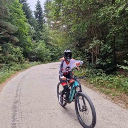 4-часов тур с ел. колело за двама + пица/бургер и напитка по избор за всеки край Боровец