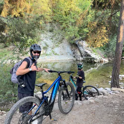 Двучасов тур с ел. колело за един човек + пица или бургер и напитка по избор край Боровец