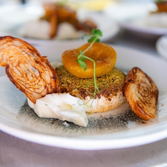 Насладете се на невероятната комбинация от стил и вкус с Ваучер за консумация за двама в Élan Bar Restaurant, гр. Варна от Makaroon