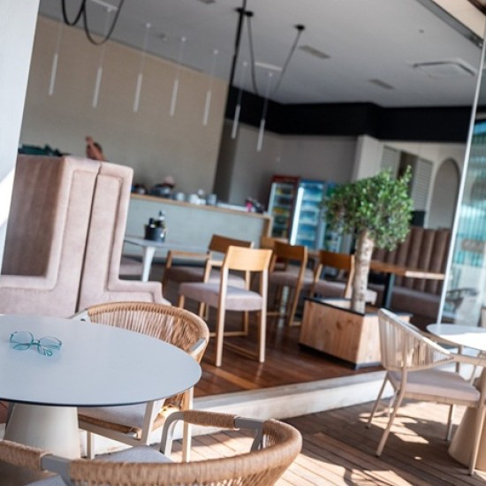 Насладете се на невероятната комбинация от стил и вкус с Ваучер за консумация за двама в Élan Bar Restaurant, гр. Варна от Makaroon