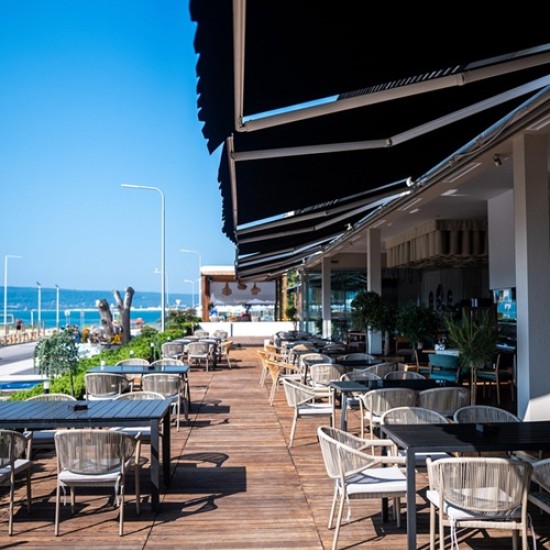 Насладете се на невероятната комбинация от стил и вкус с Ваучер за консумация за двама в Élan Bar Restaurant, гр. Варна от Makaroon