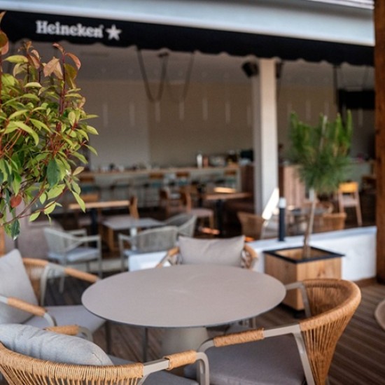 Насладете се на невероятната комбинация от стил и вкус с Ваучер за консумация за двама в Élan Bar Restaurant, гр. Варна от Makaroon