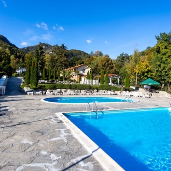 Подарете си ден, изпълнен с адреналин и почивка с Разходка с АТВ и спа релакс в хотелски комплекс „Езерото“ от Makaroon