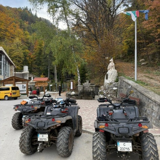 Подарете си ден, изпълнен с адреналин и почивка с Разходка с АТВ и спа релакс в хотелски комплекс „Езерото“ от Makaroon