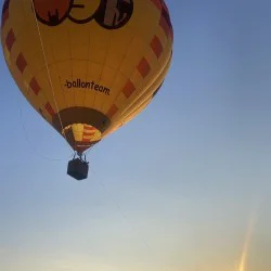 Отпразнувайте Свети Валентин и Трифон Зарезан с Панорамно издигане с балон край Мелник + чаша вино