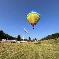 Отпразнувайте Свети Валентин и Трифон Зарезан с Панорамно издигане с балон край Мелник + чаша вино