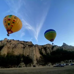 Панорамно издигане с балон над Мелнишките пирамиди