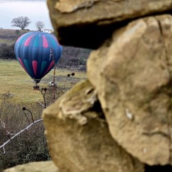 Свободен полет с балон + чаша пенливо вино над яз. Пчелина