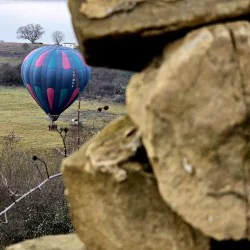 Свободен полет с балон + чаша пенливо вино над яз. Пчелина
