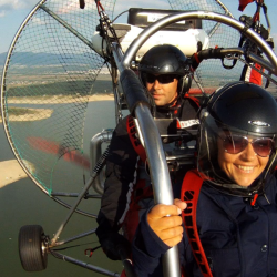 Издигнете се с "20-минутен полет с моторен парапланер + видеозаснемане край Казанлък" 