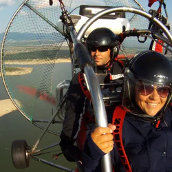 Издигнете се с "20-минутен полет с моторен парапланер + видеозаснемане край Казанлък" 