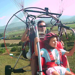 Издигнете се с "30-минутен полет с моторен парапланер + видеозаснемане край Казанлък" 