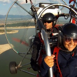 Издигнете се с "30-минутен полет с моторен парапланер + видеозаснемане край Казанлък" 