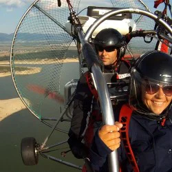 Издигнете се с "Полет с моторен парапланер + видеозаснемане край Казанлък"  Издигнете се с "Полет с моторен парапланер + видеозаснемане край Казанлък"